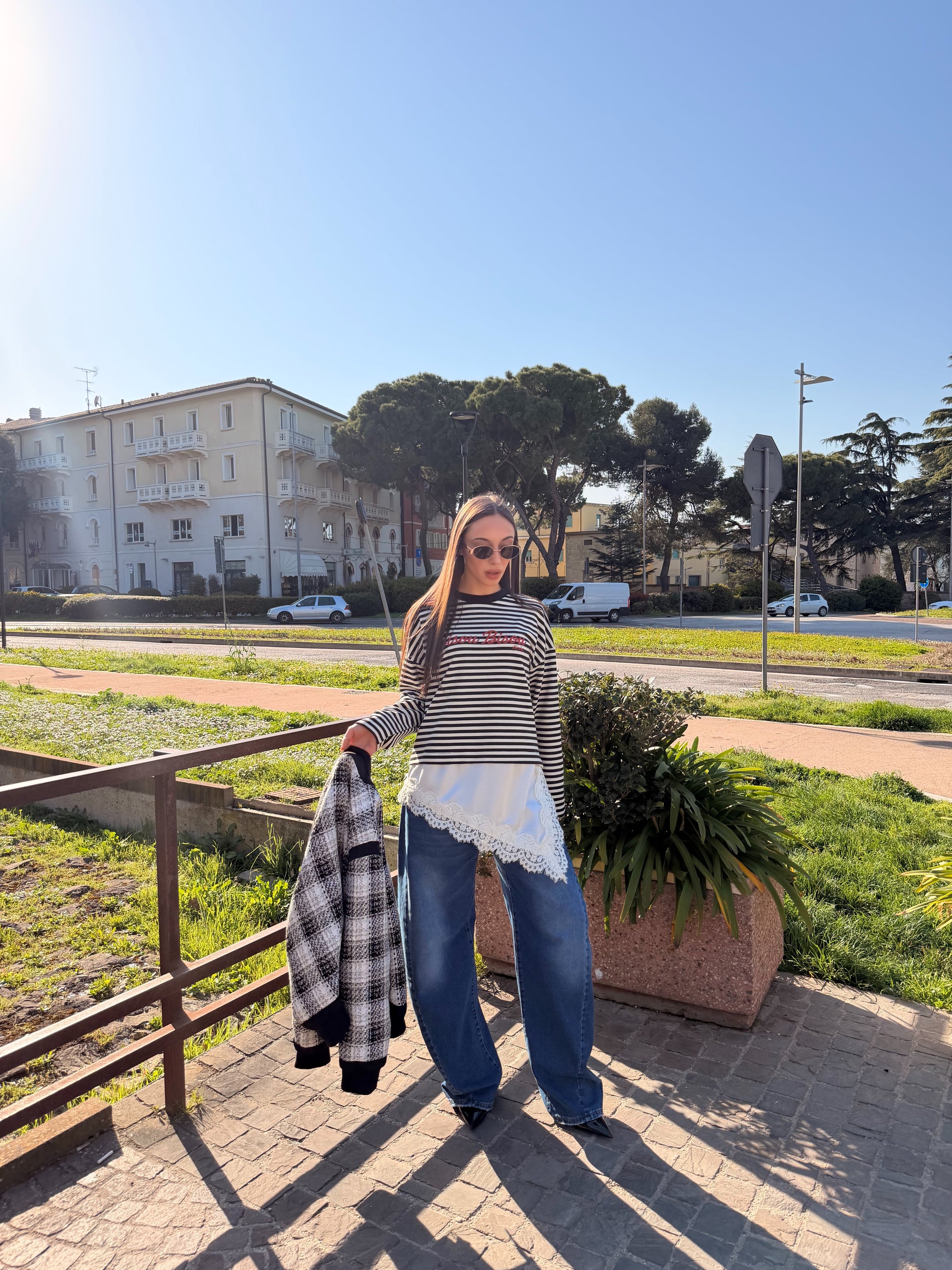 T-shirt a righe con dettagli asimmetrici e bordo in pizzo