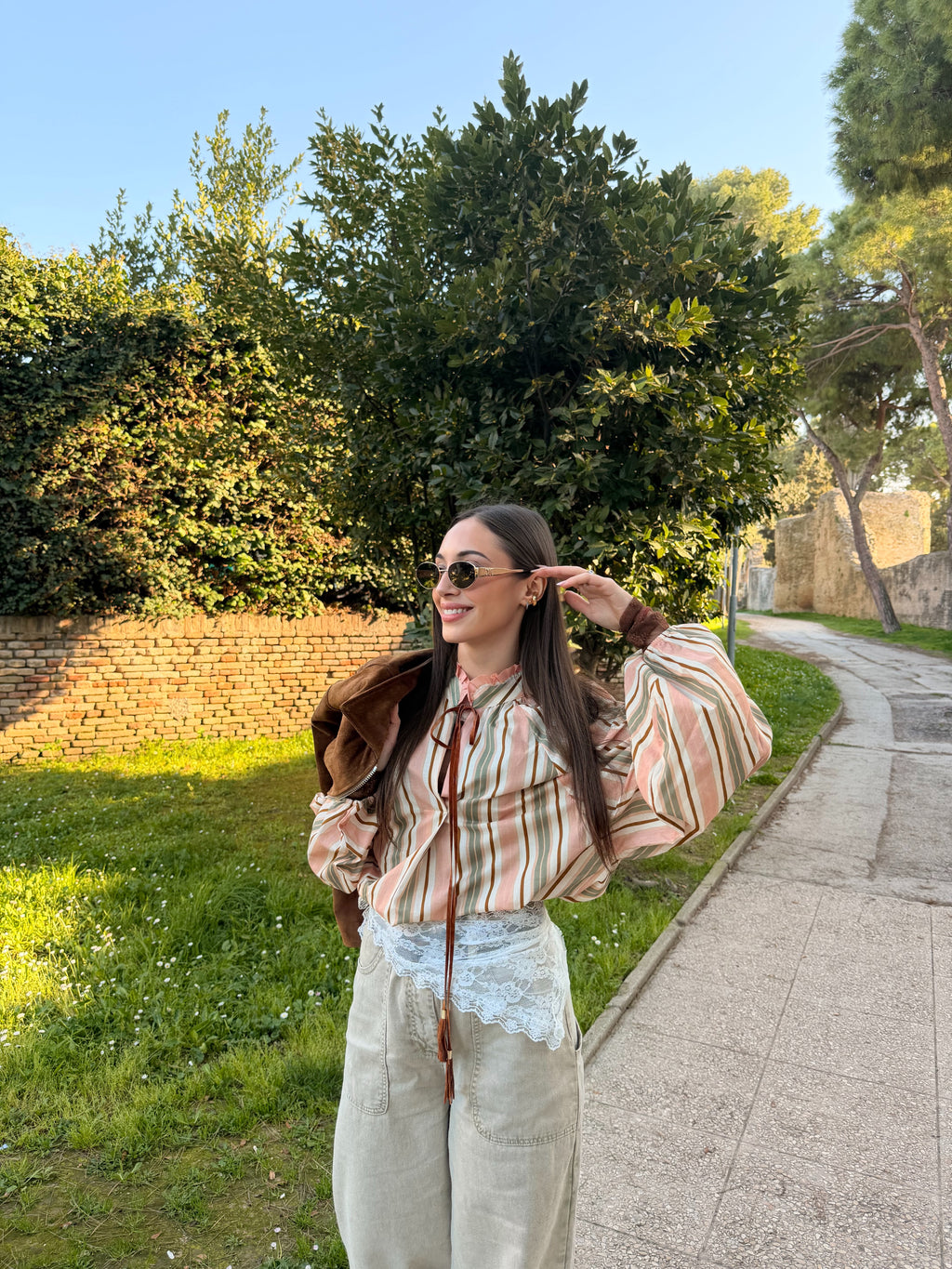 Blusa a righe con maniche ampie e laccetti