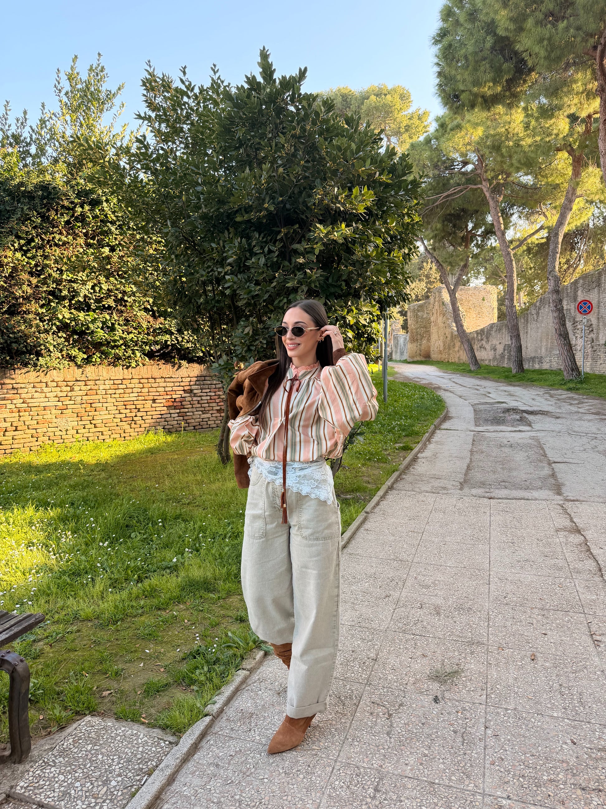 Jeans balloon fit con tasche frontali e risvolto