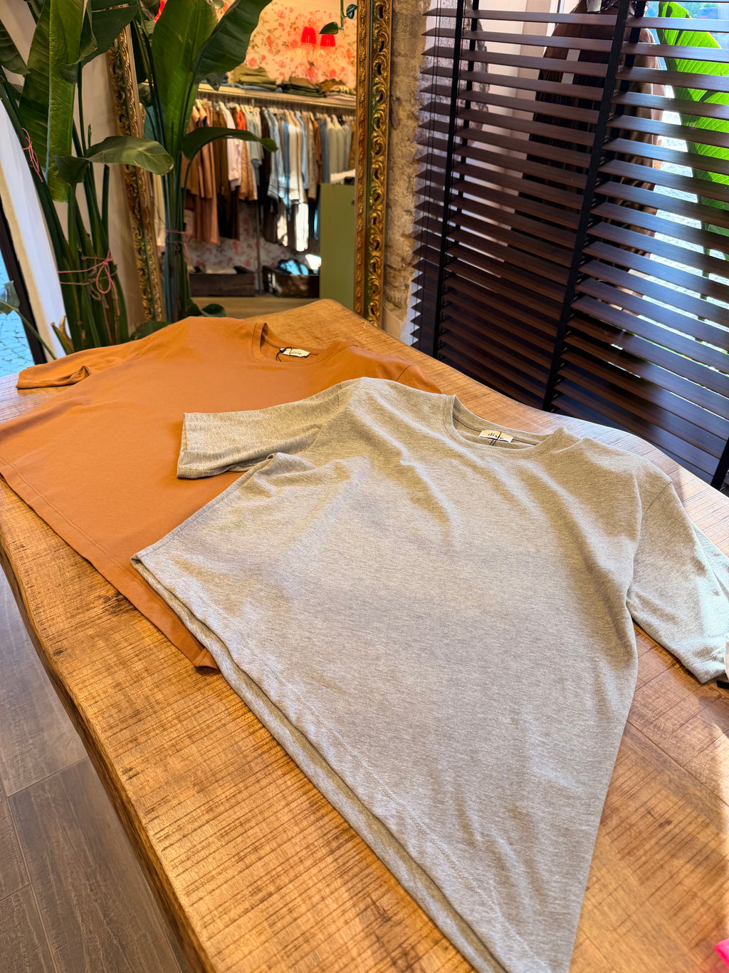 T-shirt a maniche corte con orlo asimmetrico
