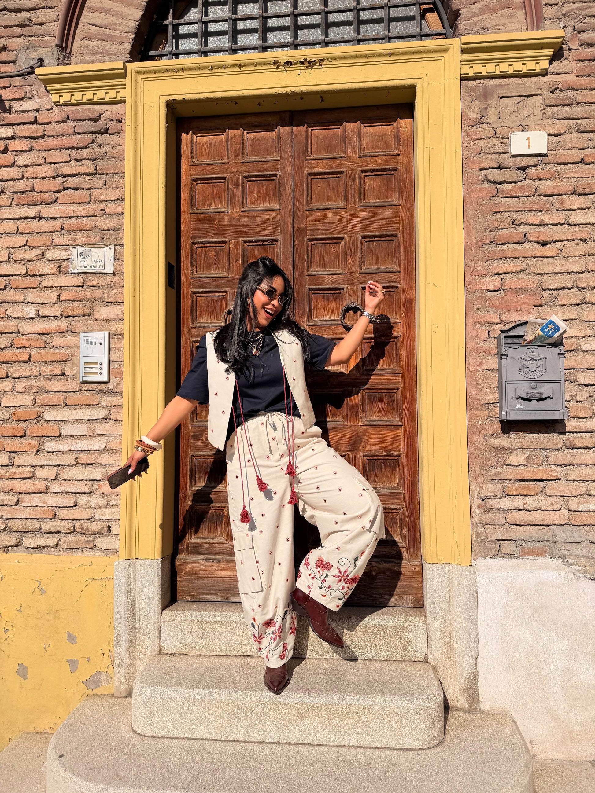 Trousers jogging con tasconi e ricami floreali