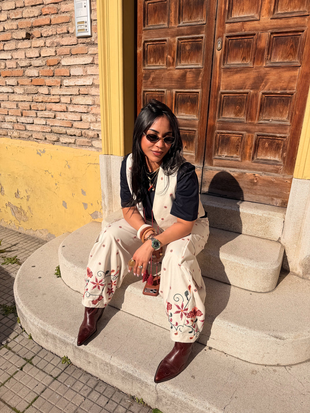 Gilet smanicato ricamato con nappine decorative
