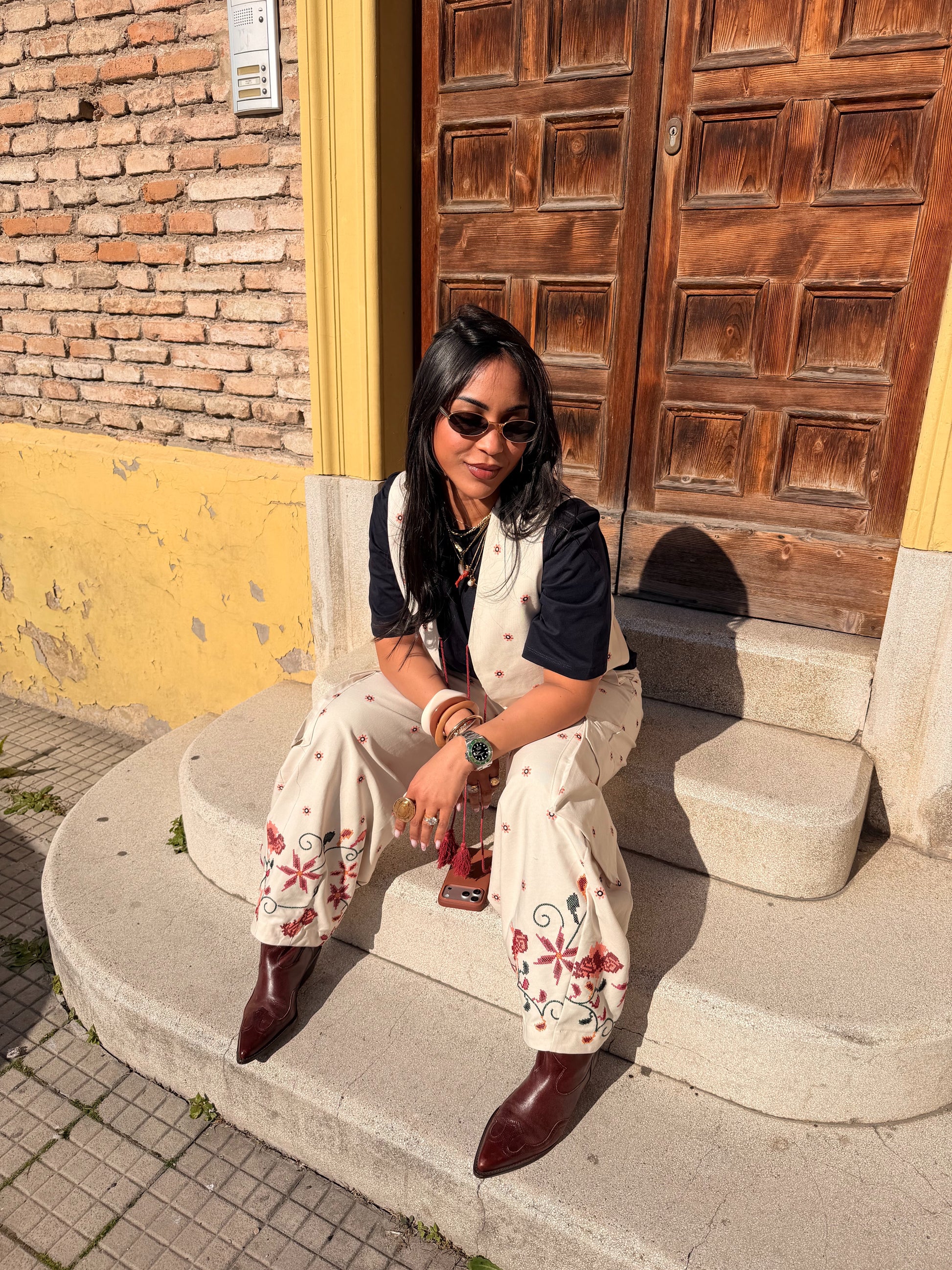 Gilet smanicato ricamato con nappine decorative
