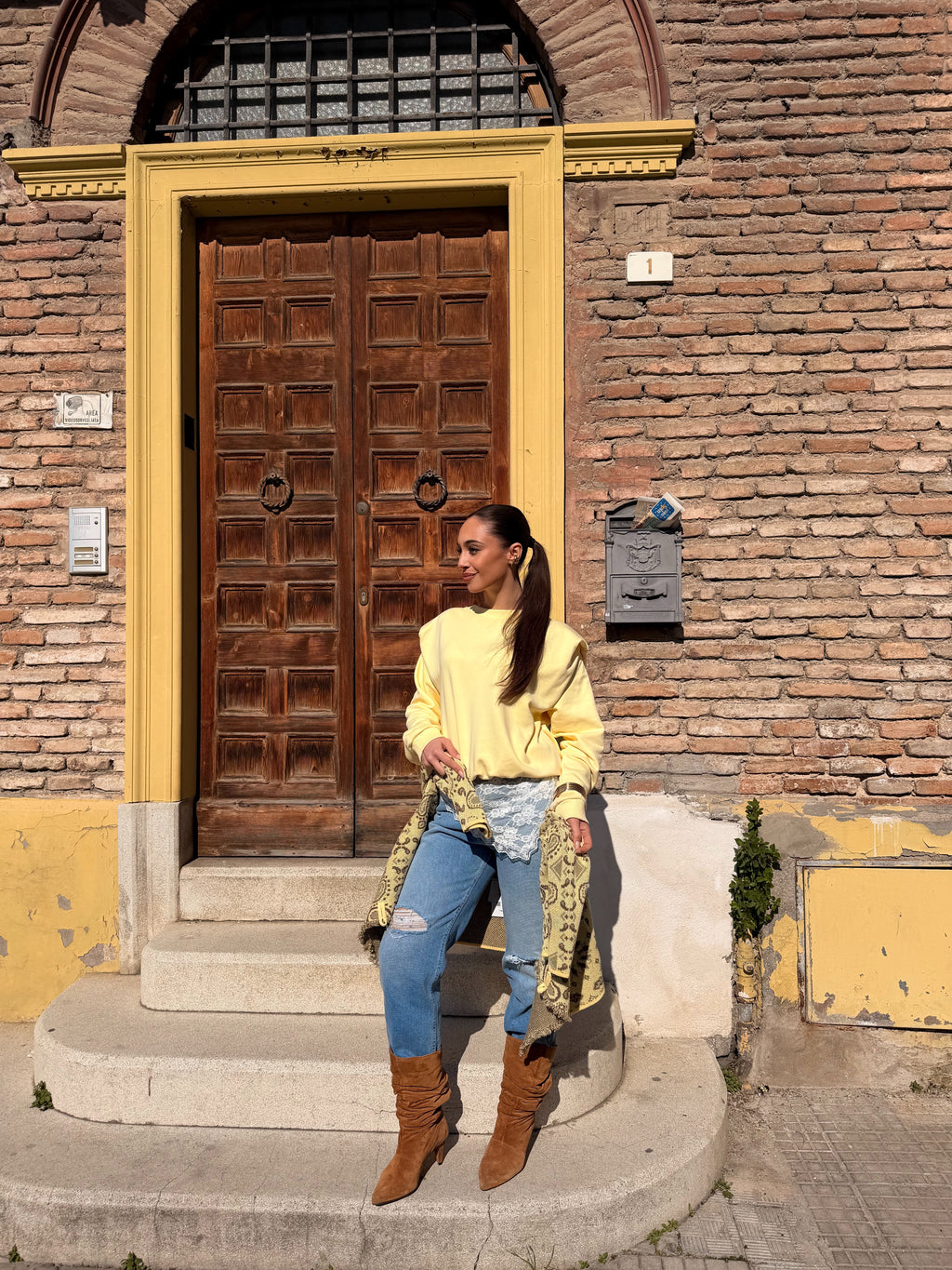 Jeans straight-leg con strappi e dettaglio pizzo
