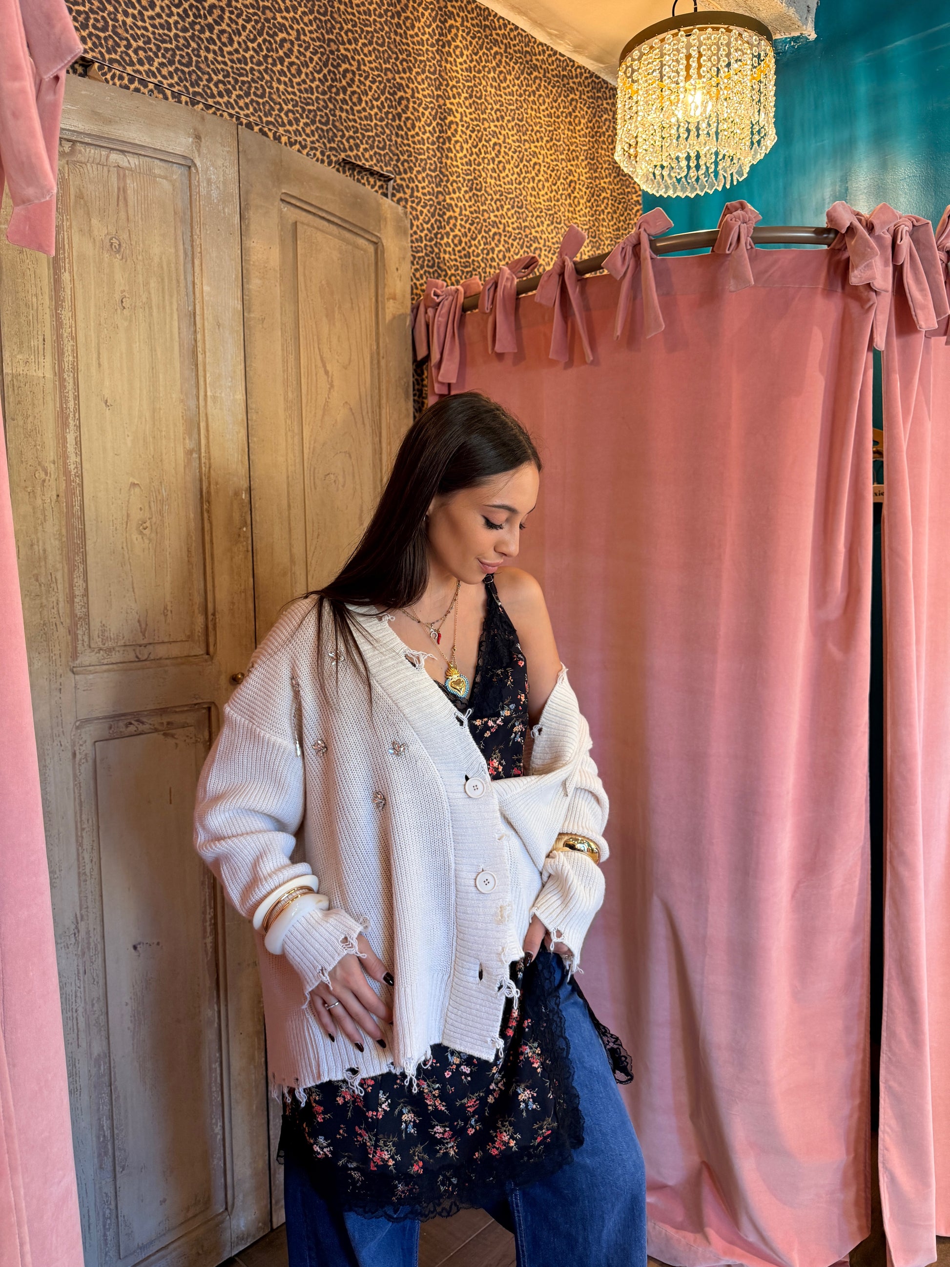 Cardigan ampio con ricami floreali e bottoni