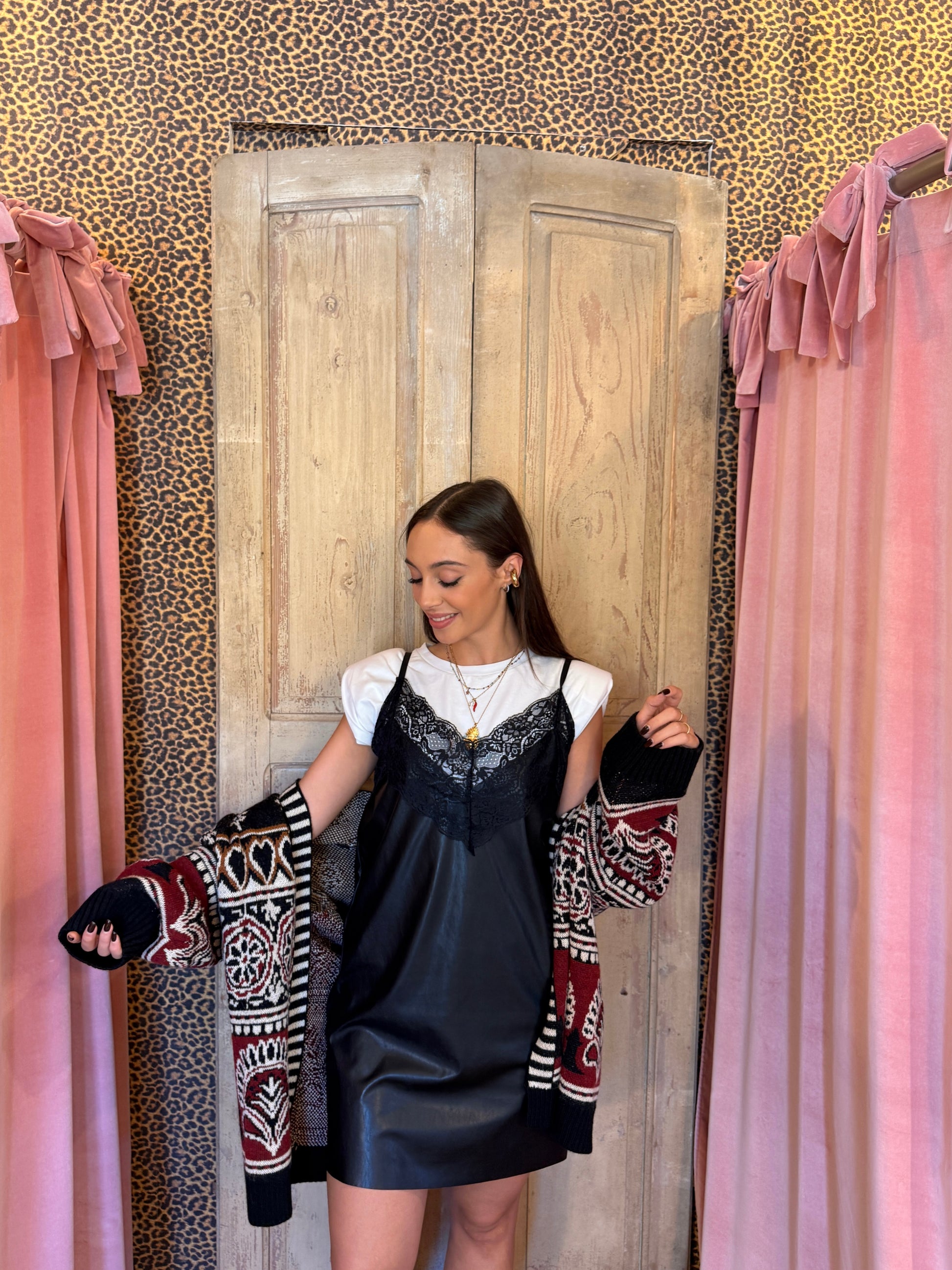 Abito con dettagli a contrasto e pizzo