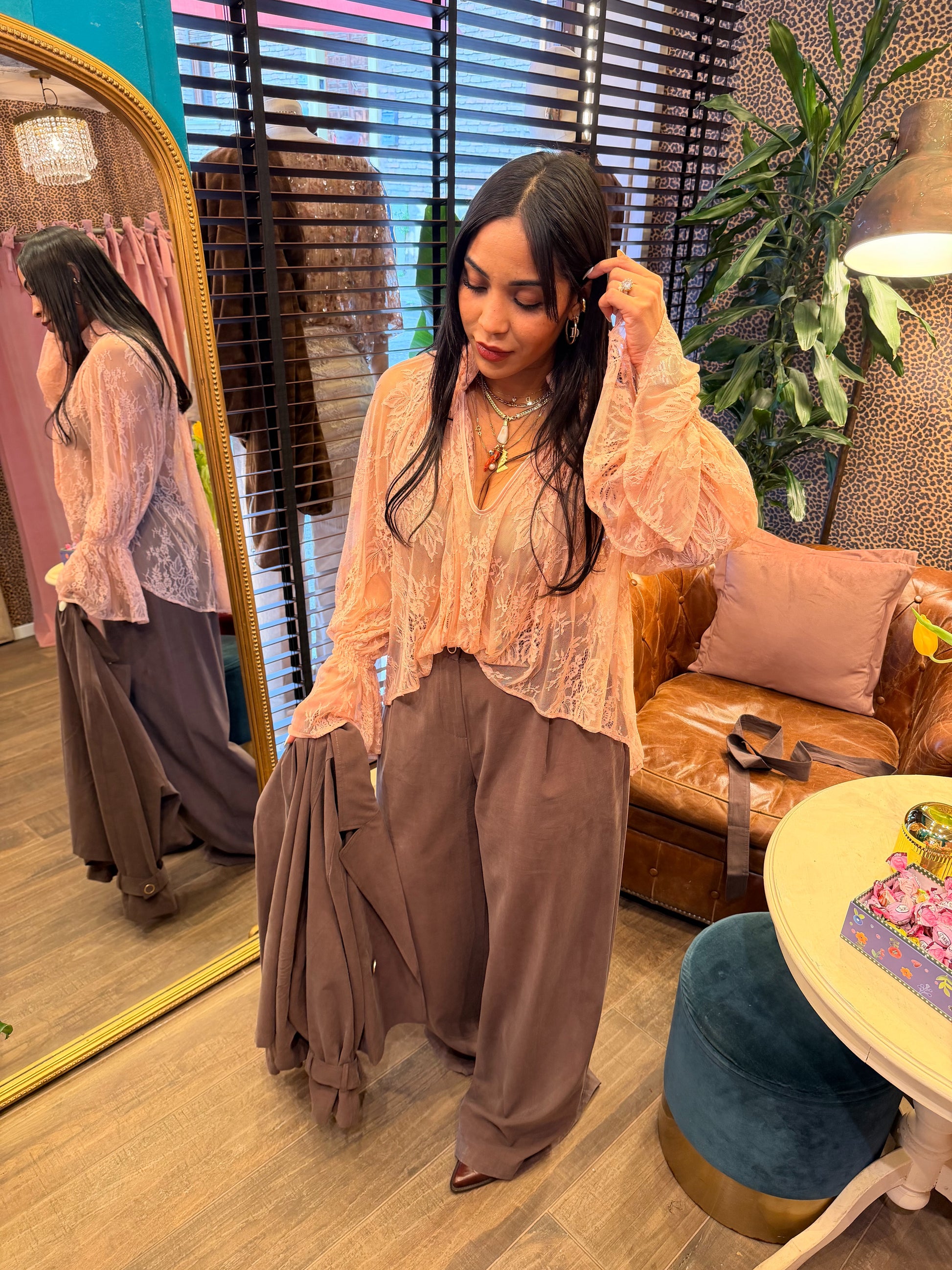 Blusa ampia in pizzo floreale con maniche svasate
