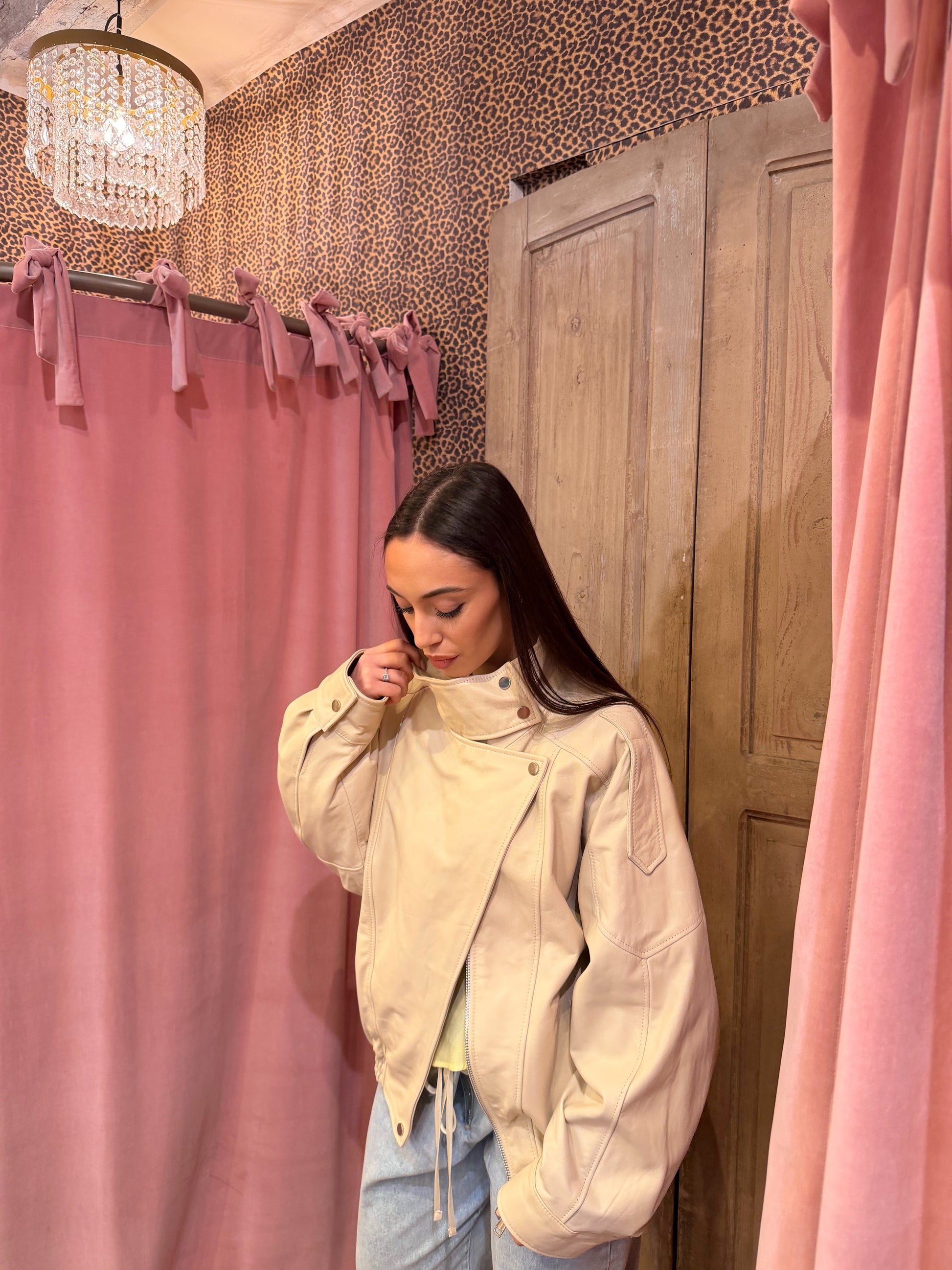 Giacca in pelle con zip e collo alto