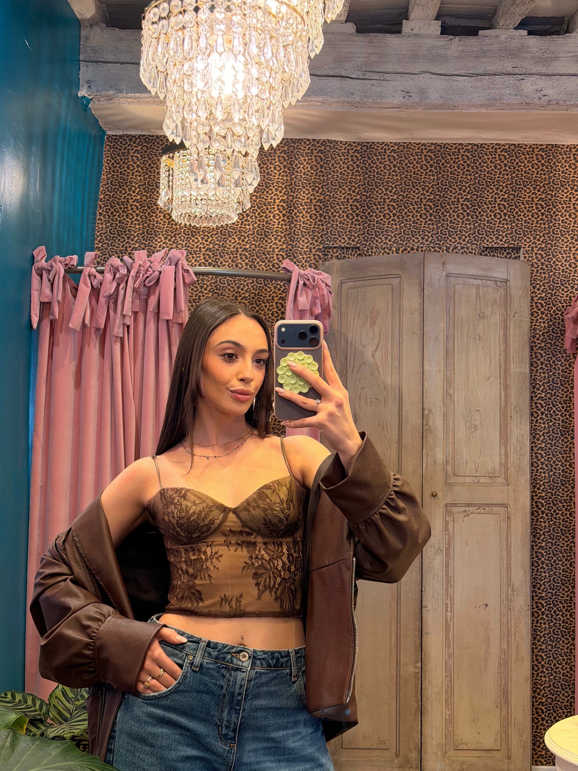 Top cropped con spalline e ricamo floreale