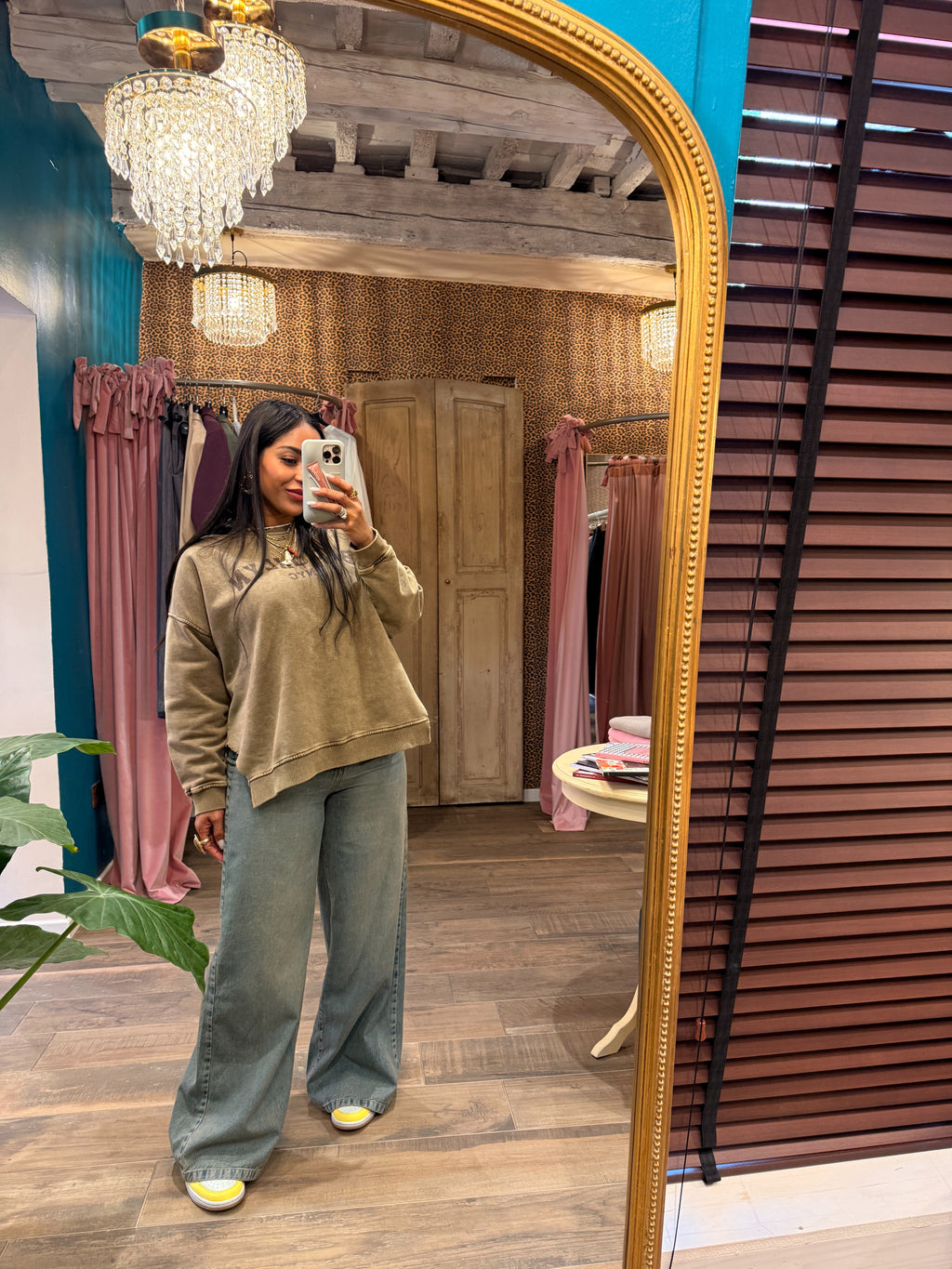 Jeans a gamba ampia vita alta con lavaggio vissuto