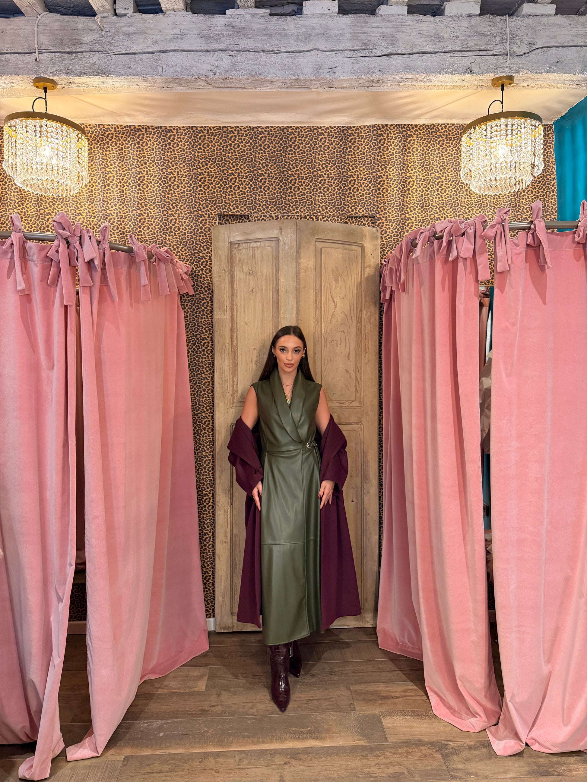 Abito lungo senza maniche con cintura laterale