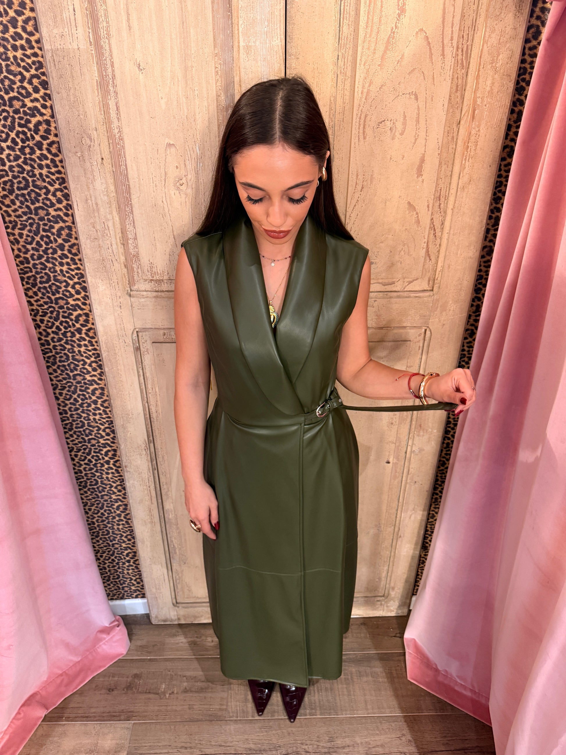 Abito lungo senza maniche con cintura laterale