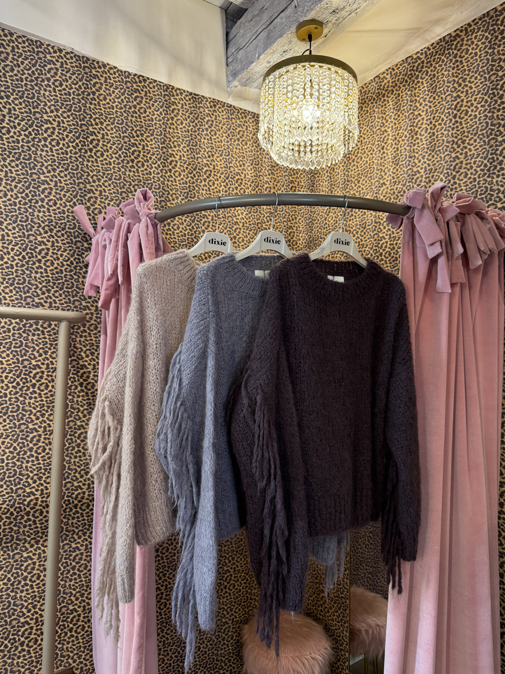 Maglione girocollo con frange sulle maniche