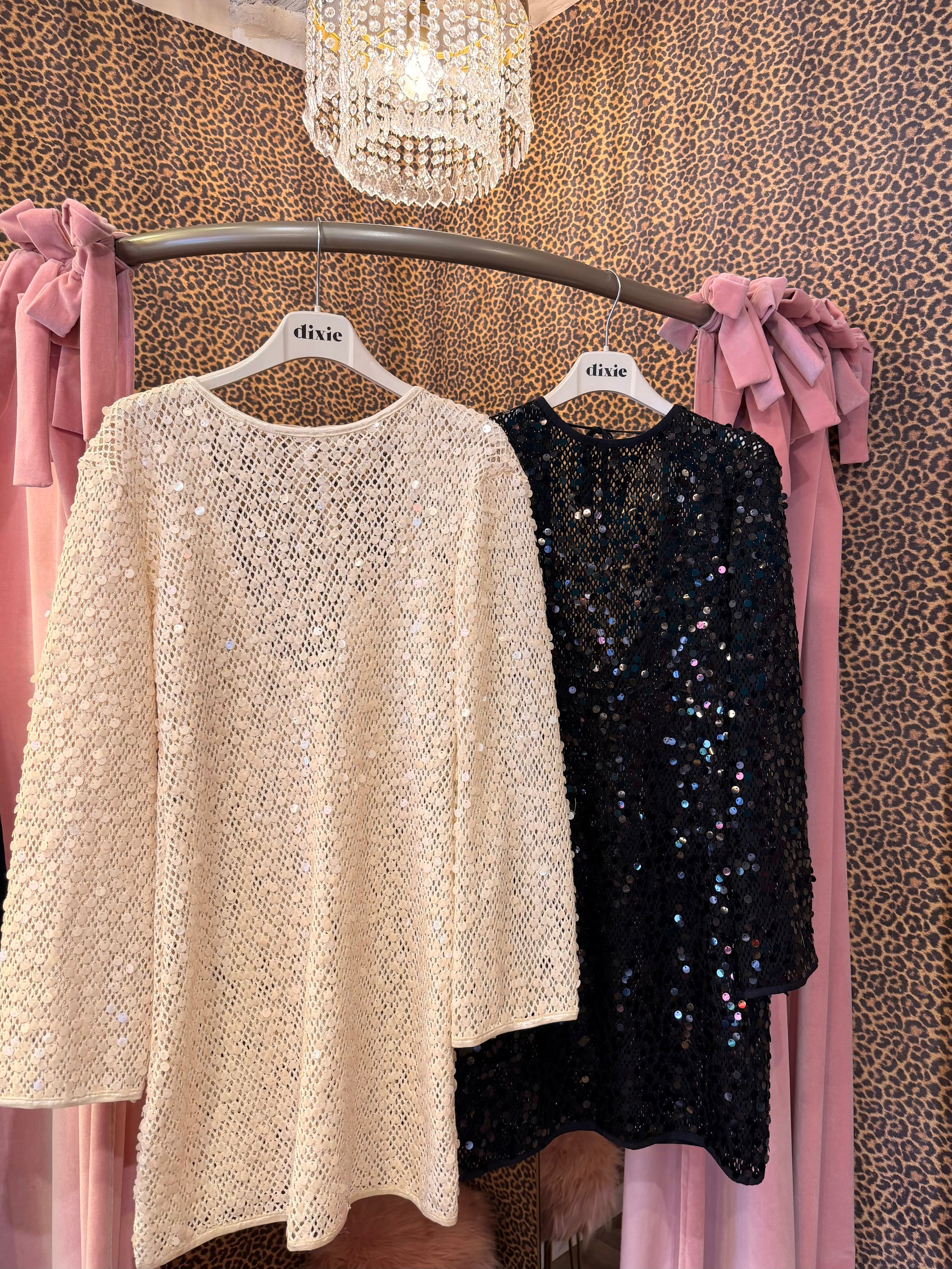 Abito corto lavorato a maglia con paillettes