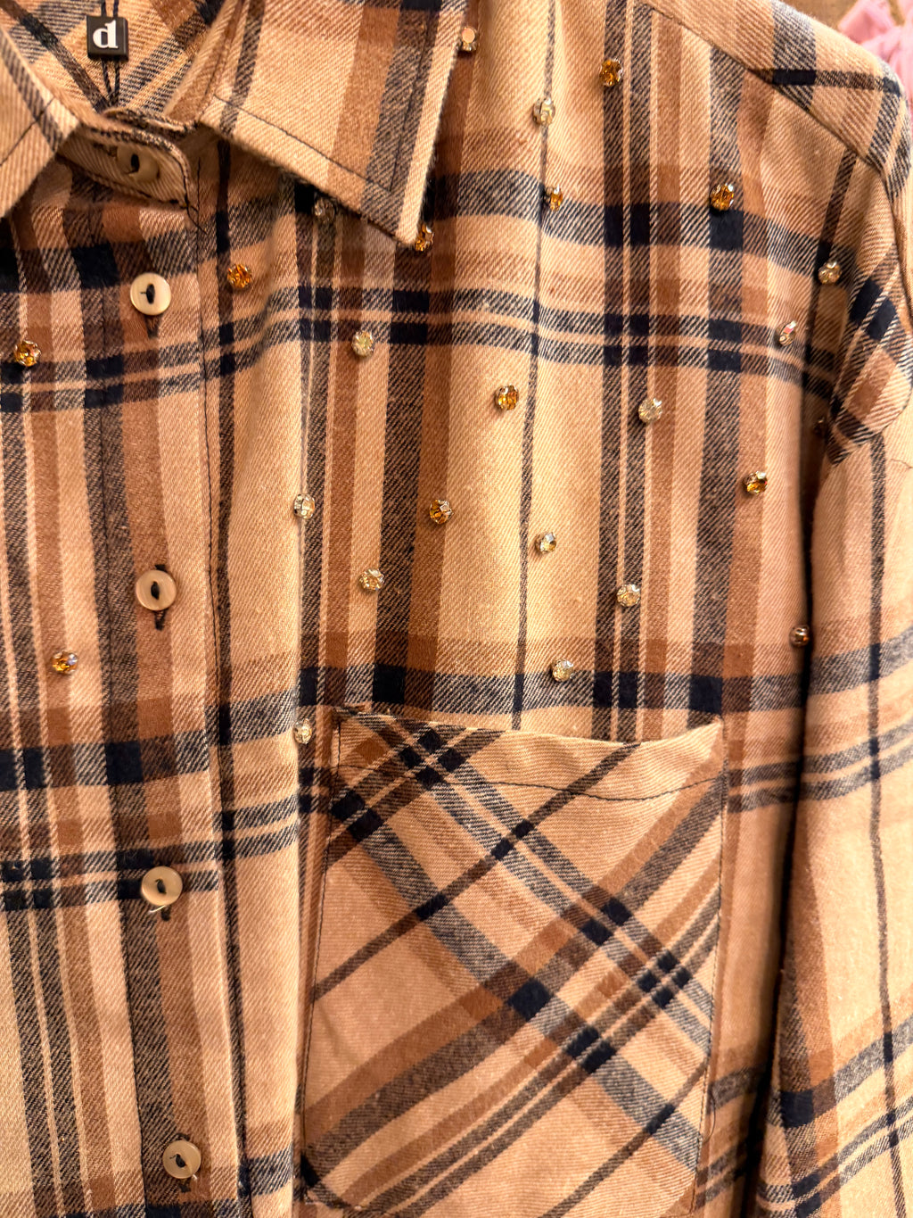 Camicia con applicazioni
