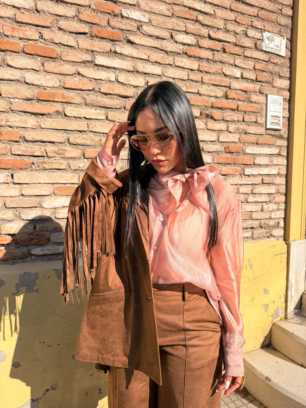 Camicia trasparente con maniche lunghe e fiocco