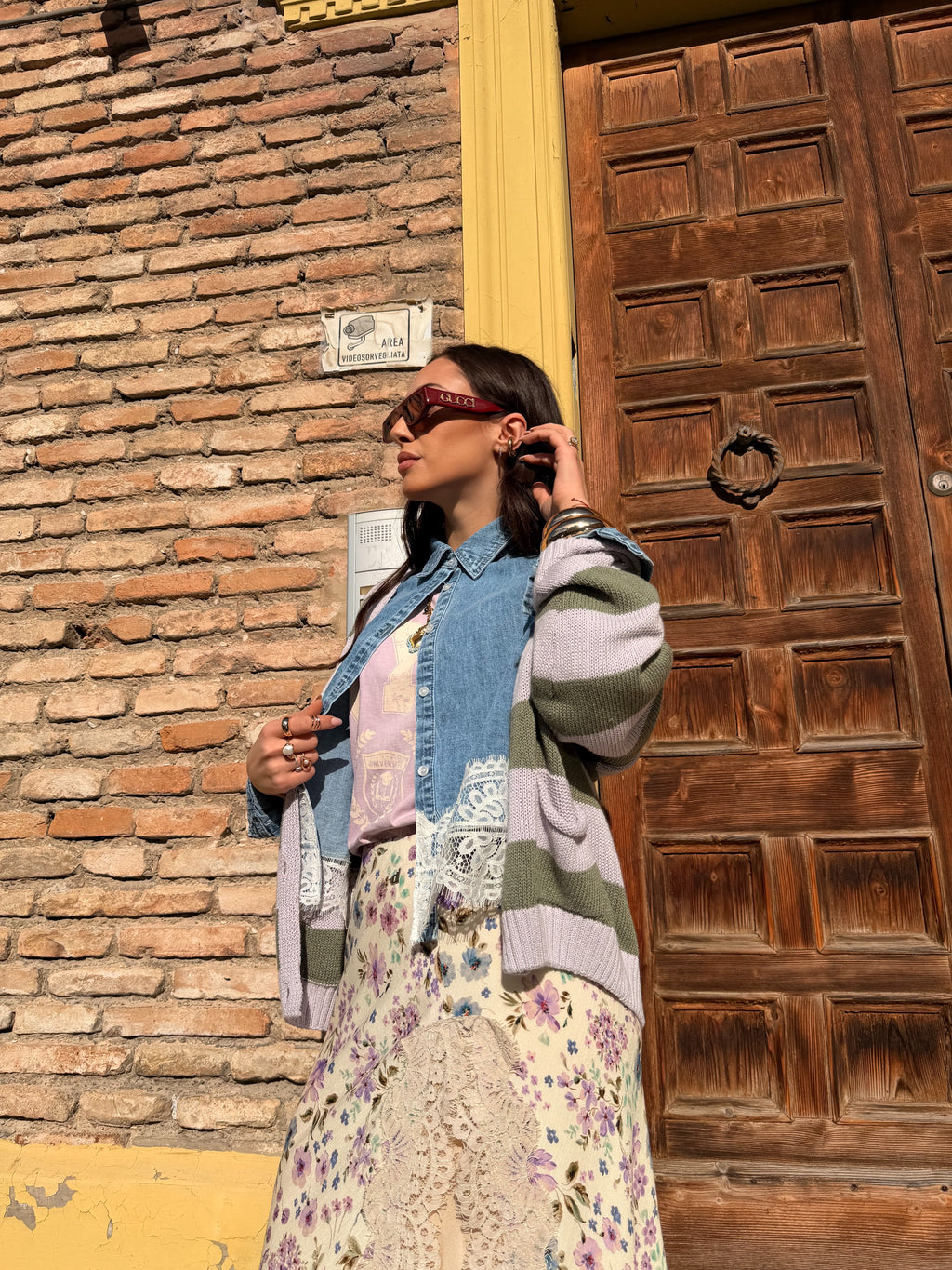 Cardigan a righe con bottoni e tasche frontali