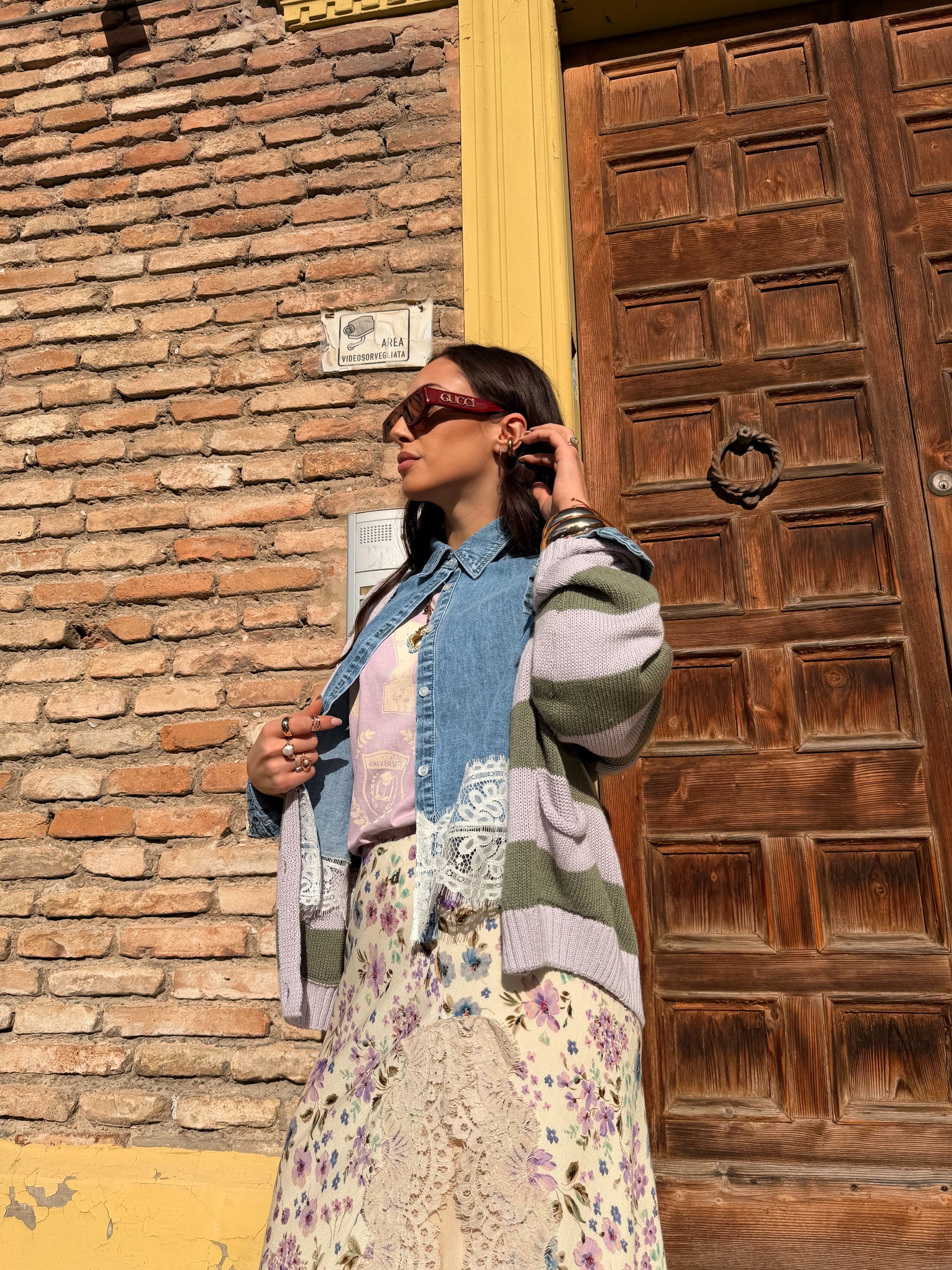 Cardigan a righe con bottoni e tasche frontali
