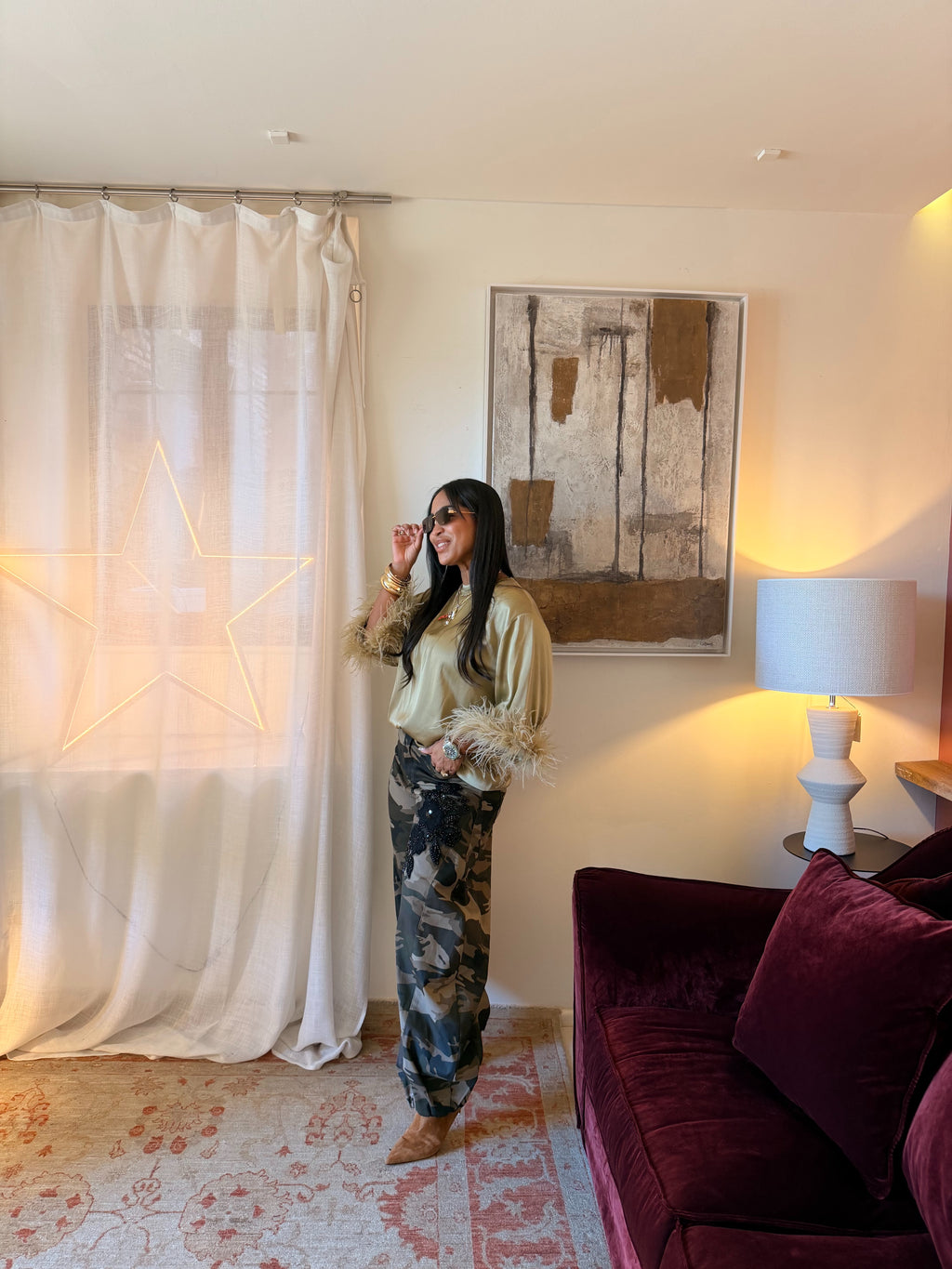 Pantaloni palazzo fantasia mimetica con ricamo laterale