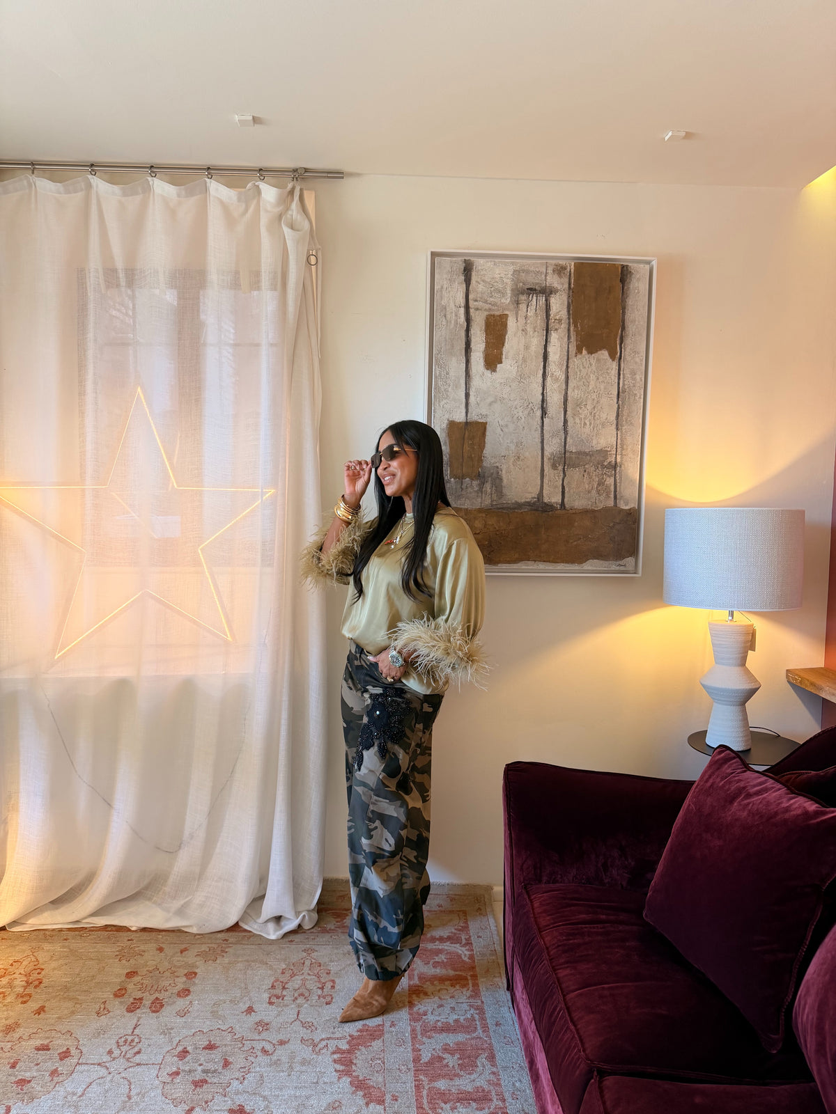 Pantaloni palazzo fantasia mimetica con ricamo laterale