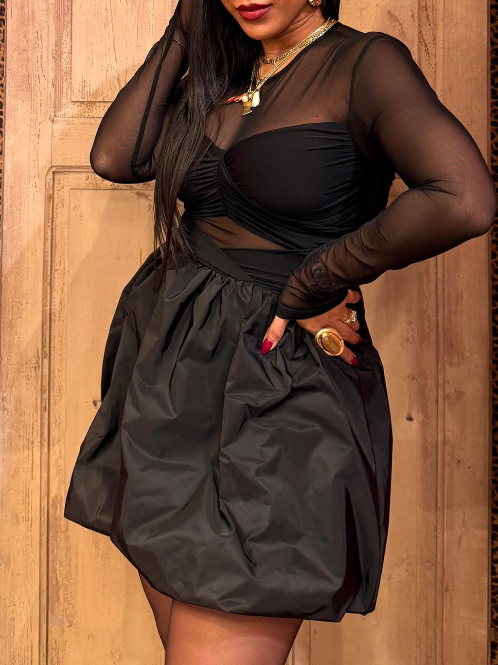 Abito corto manica trasparente e gonna ampia