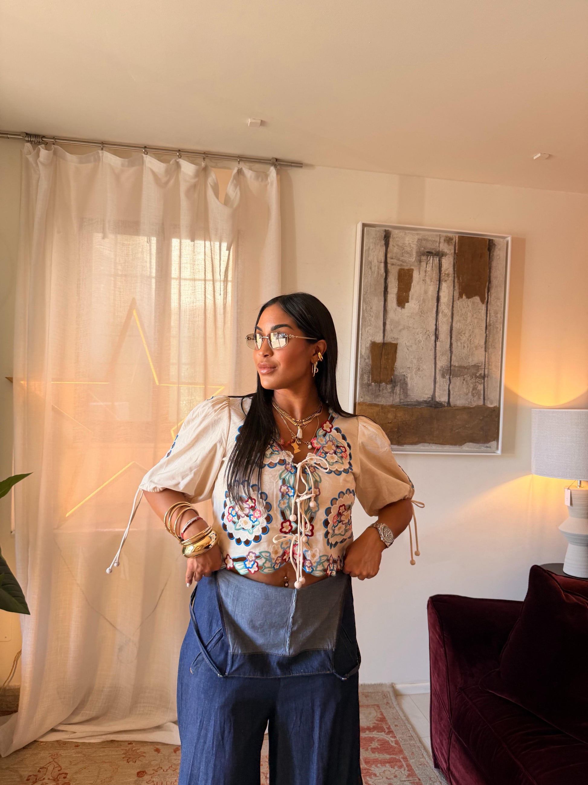 Blusa corta con ricamo floreale e laccetti