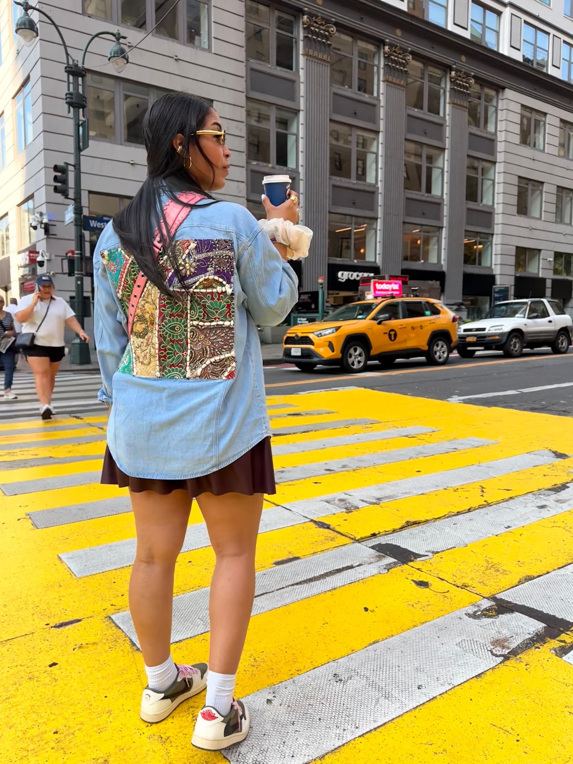 Camicia oversize con tasche frontali
