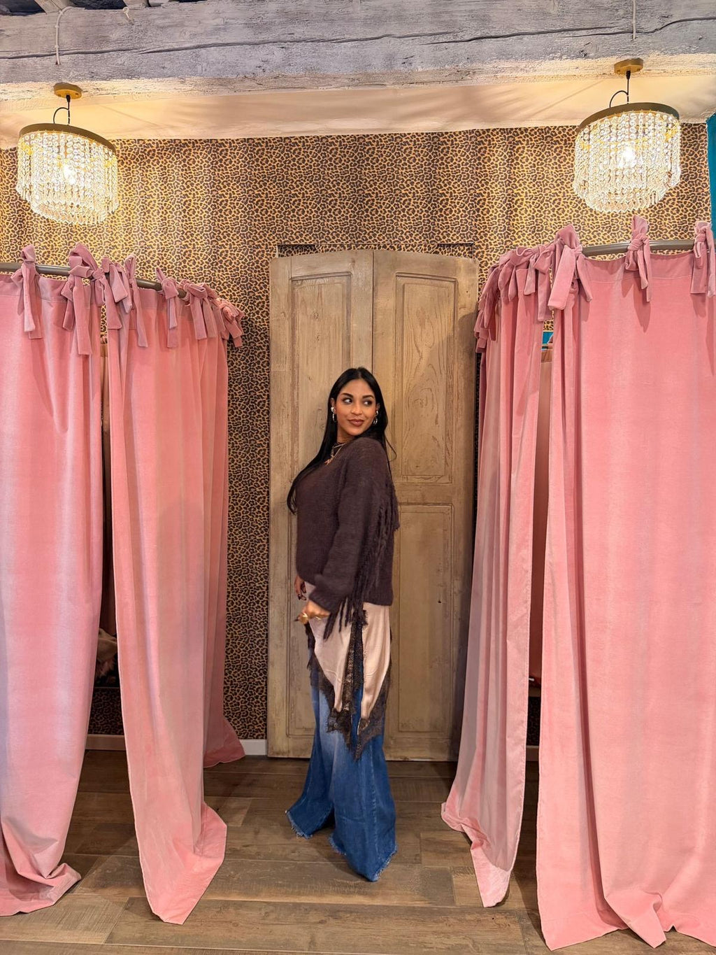 Maglione girocollo con frange sulle maniche